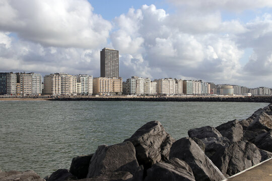 blick von der mole auf die k&uuml;stenlinie von ostende