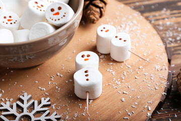 Fototapeta na wymiar Snowmen made of soft marshmallows on table
