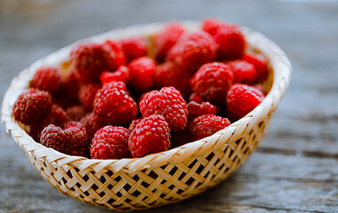 bowl of raspberries