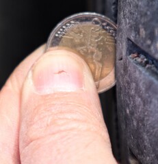 Checking the groove depth of car tires