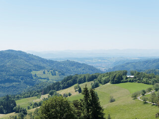 Fototapeta na wymiar Panoramablick von Zeller Bergland. Am Südhang des Zeller Blauen zu Ausblicken ins Wiesenta