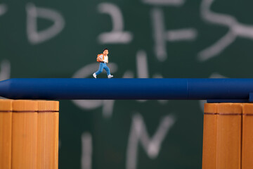 Obraz premium Elementary school students who go to school in the first season of miniature ideas