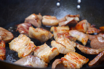 使い込んだフライパンで楽しむ焼肉