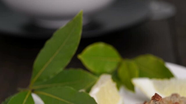 Sardine fritte con limone e  foglie di alloro nel piatto