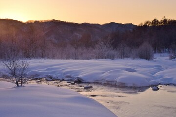 雪景色 夜明けの白馬村 