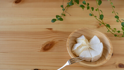 テーブル上のカマンベールチーズ。