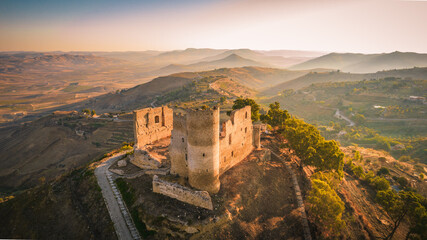 Obraz premium Fantastic View of Mazzarino Medieval Castle at Sunrise, Caltanissetta, Sicily, Italy, Europe