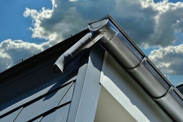 Dachrinne mit Wasserfangkasten und Regenfallrohr aus Zinkblech