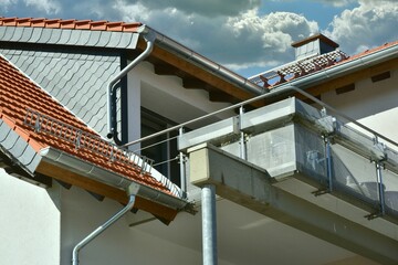 Balkon mit Metallgeländer an einem Wohngebäude