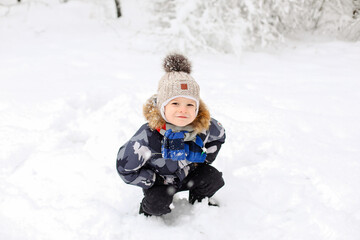 Fototapeta na wymiar child playing with snow, playing with snow,child playing in winter