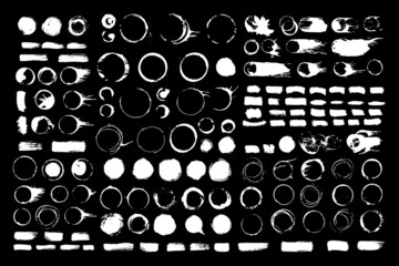Obraz premium Vector set of grunge circle brush strokes.