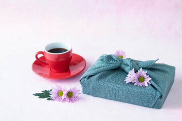 Fototapeta na wymiar ピンクの小菊と風呂敷と赤いカップのコーヒー