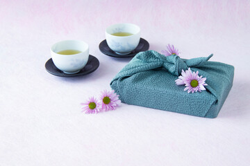 Obraz na płótnie Canvas ピンクの小菊と風呂敷と日本茶 