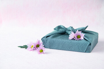 Obraz na płótnie Canvas ピンクの小菊と風呂敷 