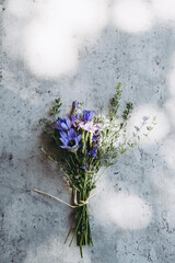 Bouquet de fleurs de champs sur un fond gris