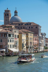 Vaporetto y barcos navegando por el Gran Canal de Venecia