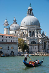 Obraz na płótnie Canvas Gondola y Basilica de Santa Maria del La Salud en Venecia