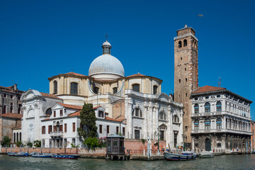 Fototapeta na wymiar Históricas edificaciones junto al canal en la ciudad de Venecia