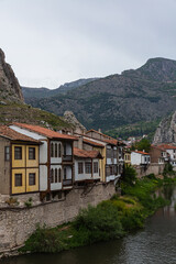 Fototapeta na wymiar トルコ　アマスィヤを流れるイェシル川と山々に囲まれた旧市街のオスマン時代の邸宅