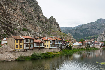 Fototapeta na wymiar トルコ　アマスィヤを流れるイェシル川と山々に囲まれた旧市街の街並み
