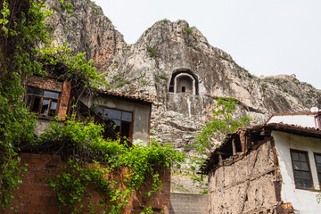 トルコ　アマスィヤの旧市街の崖の中腹に掘られたポントス王の墓