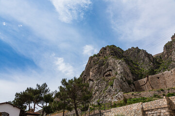 Fototapeta na wymiar トルコ　アマスィヤの旧市街の崖の中腹に掘られたポントス王の墓
