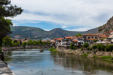Fototapeta na wymiar トルコ　アマスィヤに流れるイェシル川と旧市街の街並み