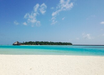 Maldivas Beach with resort views