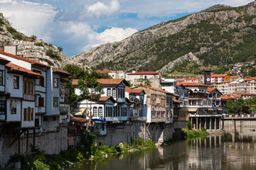 Fototapeta na wymiar トルコ　アマスィヤを流れるイェシル川と旧市街の街並みと時計塔