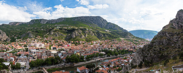 Naklejka premium トルコ アマスィヤのポントス王の墓の丘から望む旧市街と新市街の街並みとイェシル川