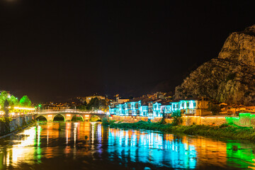 Fototapeta na wymiar トルコ　夜のアマスィヤに流れるライトアップされたイェシル川と旧市街の街並み