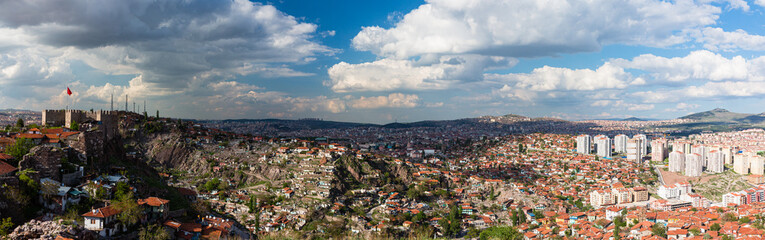 Fototapeta na wymiar トルコ　首都アンカラの旧市街の丘の上に建つアンカラ城の城壁から望むパノラマ風景