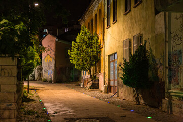 Fototapeta na wymiar トルコ　デニズリの市街地の夜の路地