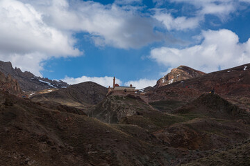 トルコ　ドゥバヤジットの山腹に建つイサク・パシャ宮殿