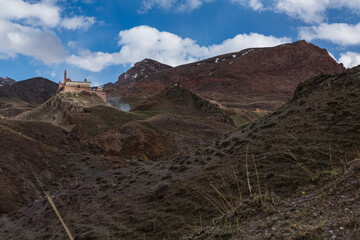 トルコ　ドゥバヤジットの山腹に建つイサク・パシャ宮殿