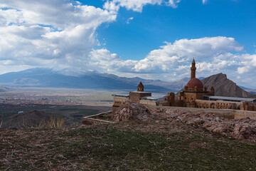 トルコ　山腹に建つイサク・パシャ宮殿と向こうに見えるドゥバヤジットの街並みと山脈