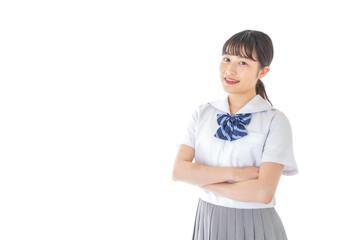 腕を組む制服を着た女子学生