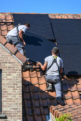 panneaux solaire placement toit energie renouvelable maison travail emploi job ecologie