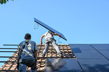 Fototapeta panneaux solaire placement toit energie renouvelable maison travail emploi job ecologie obraz
