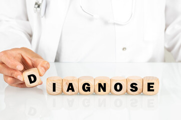 Arzt legt das Schlagwort DIAGNOSE aus einzelnen Buchstaben