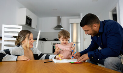 Obraz premium familia pasando un dia feliz mientras pintan y juegan en casa