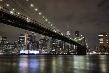 Fototapeta na wymiar Brooklyn bridge as seen from the brooklyn waterfront at night