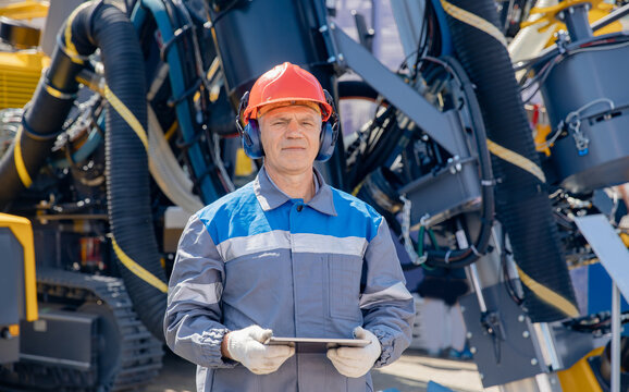 Concept Smart Online Industry. Offshore Worker Inspect With Tablet Drilling Rig For Exploration Of Minerals For Oil, Gas And Artisan Water