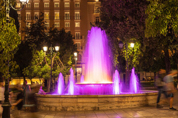 Nächtliccher Brunnen auf dem Syntagma-Platz, Athen, Griechenland