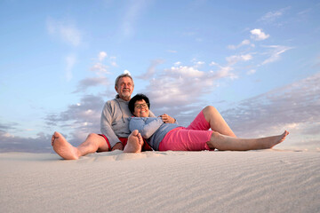 lachende Senioren am Strand
