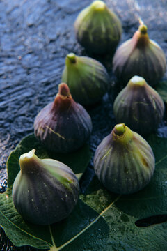 Fresh figs and green leaves in basket