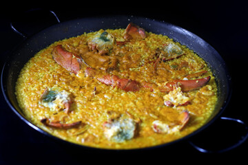 paella de marisco con bogavante y marisco en paella