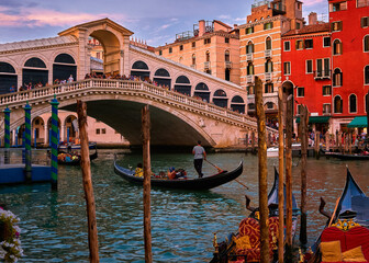 Fototapeta premium Sunset view of famous bridge of Rialto or ponte di Rialto over Grand Canal, Venice, Italy. Iconic travel destination of UNESCO world heritage city