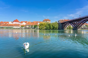 Papier Peint photo Stari Most Glavni old most in Maribor with a beautiful view of the old town end lent district summer day with swans