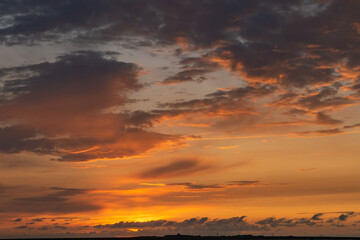 Fototapeta na wymiar Sonnenuntergang an der Nordsee mit Blick auf die Insel Neuwerk mit dramatischen Wolken